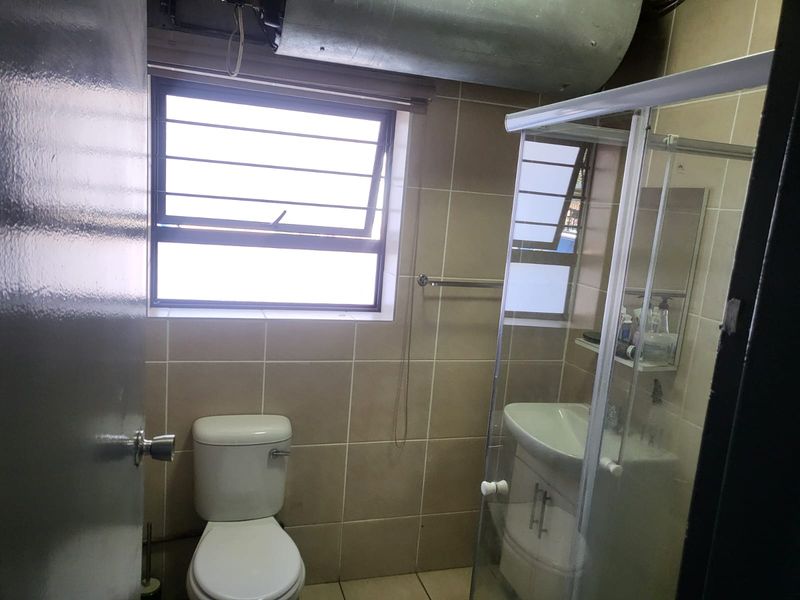 Secure & Stylish 2 Bedroom Ground Floor Townhouse for Sale in Crown Gardens - Photo 2