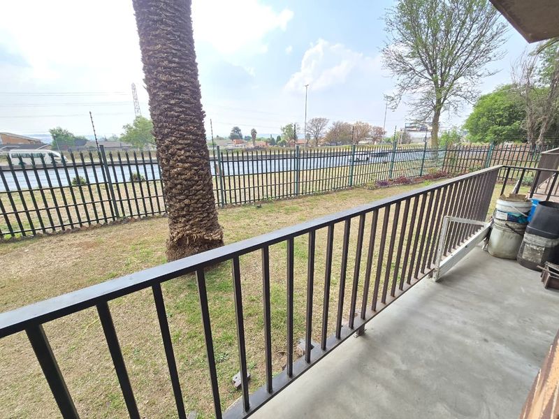 Secure & Stylish 2 Bedroom Ground Floor Townhouse for Sale in Crown Gardens - Photo 9