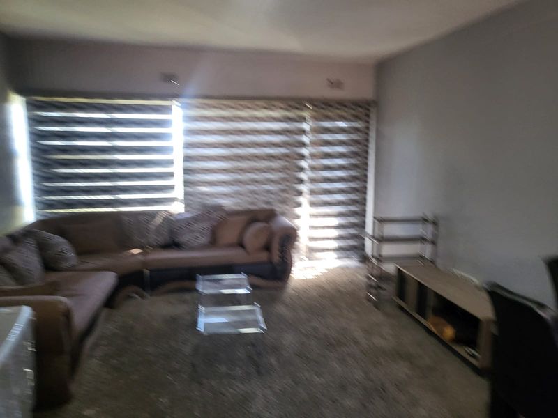Secure & Stylish 2 Bedroom Ground Floor Townhouse for Sale in Crown Gardens - Photo 7