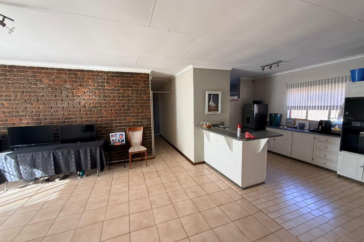 Spacious 7-bedroom Guest House for sale in Cashan, Rustenburg – a perfect investment opportunity! - Photo 5