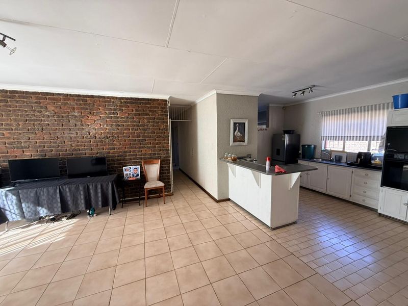 Spacious 7-bedroom Guest House for sale in Cashan, Rustenburg – a perfect investment opportunity! - Photo 5