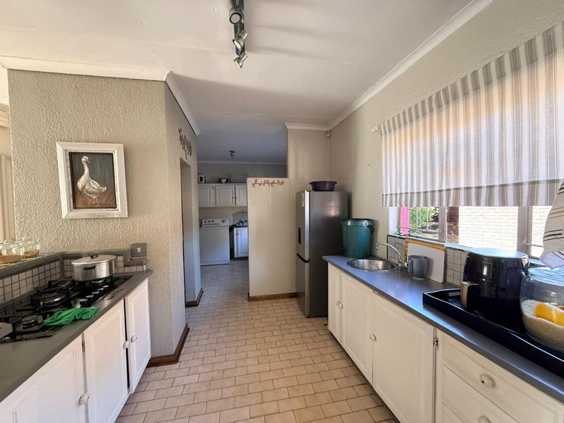 Spacious 7-bedroom Guest House for sale in Cashan, Rustenburg – a perfect investment opportunity! - Photo 6