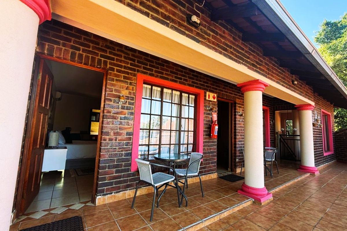 Spacious 7-bedroom Guest House for sale in Cashan, Rustenburg – a perfect investment opportunity! - Photo 2