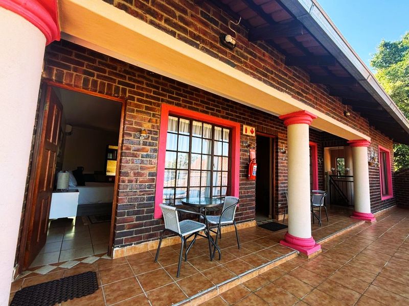 Spacious 7-bedroom Guest House for sale in Cashan, Rustenburg – a perfect investment opportunity! - Photo 2