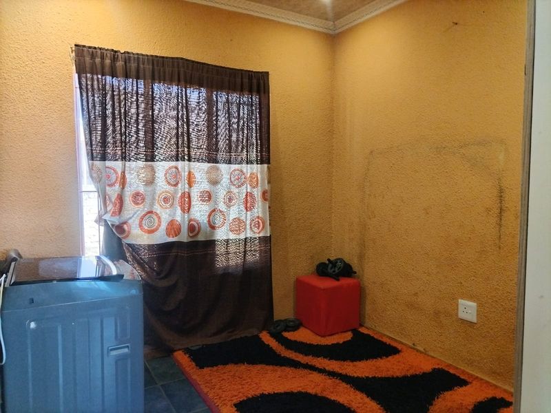 Spacious Family Home with Great Potential - Photo 8