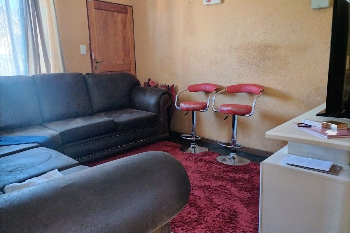 Spacious Family Home with Great Potential - Photo 5