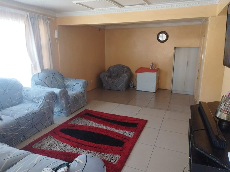 Spacious 3-Bedroom Home with Extra Room in Mdantsane - Photo 10