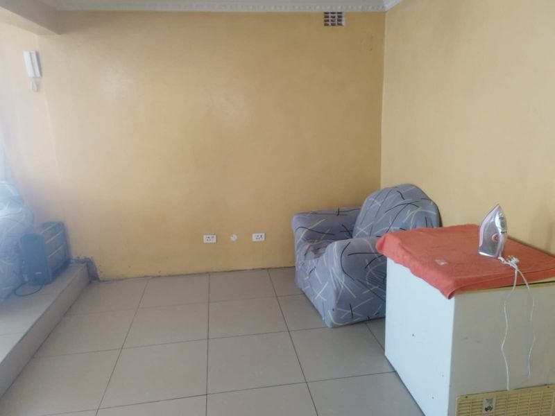 Spacious 3-Bedroom Home with Extra Room in Mdantsane - Photo 10