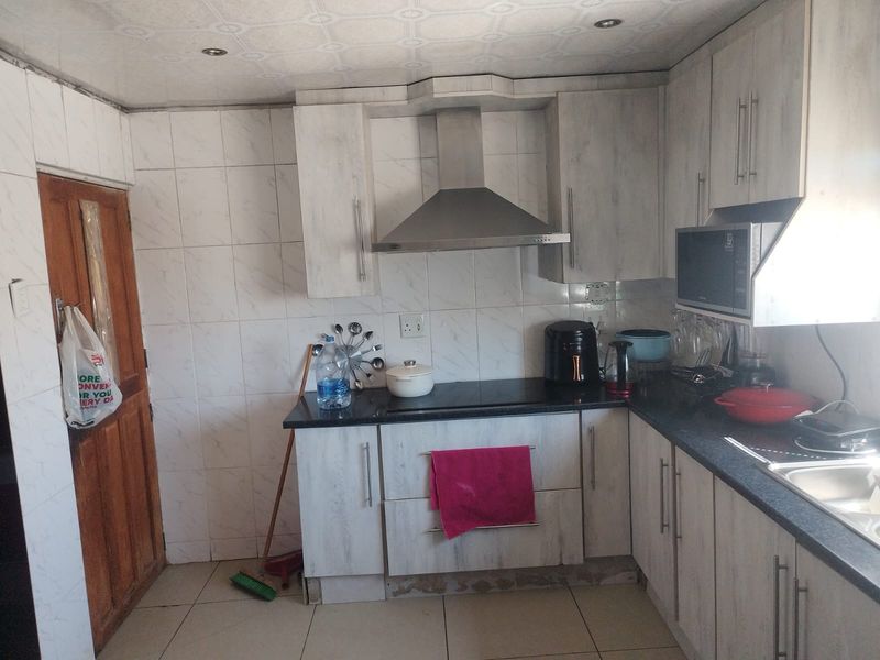 Spacious 3-Bedroom Home with Extra Room in Mdantsane - Photo 8