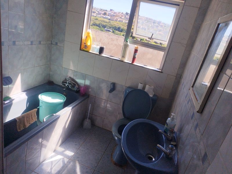 Spacious 3-Bedroom Home with Extra Room in Mdantsane - Photo 6
