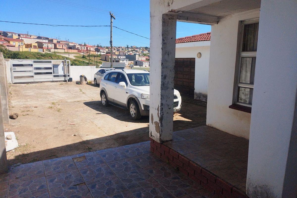 Spacious 3-Bedroom Home with Extra Room in Mdantsane - Photo 4