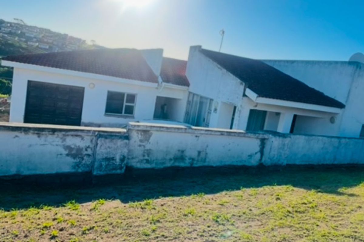 Spacious 3-Bedroom Home with Extra Room in Mdantsane - Photo 2