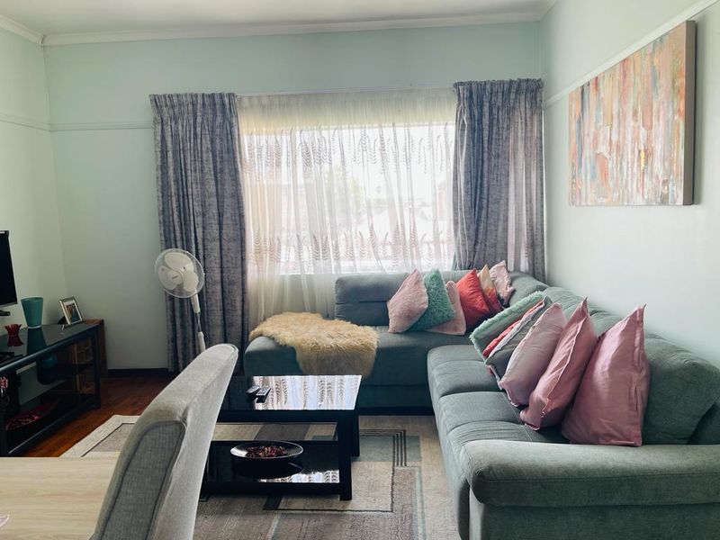 Invest Smart: 2 Bedroom Flat with Potential 3rd Bedroom - Photo 1