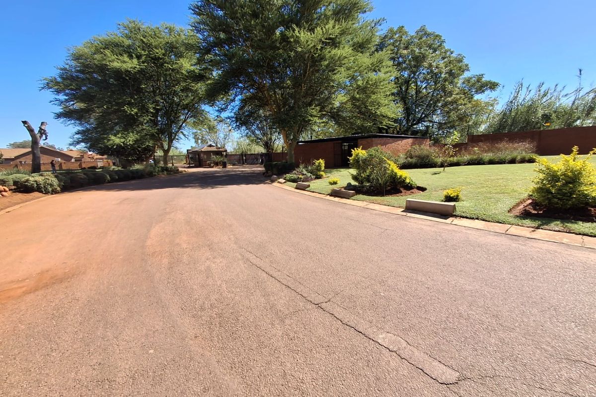 Lock up and go property in secure estate in Therespark - Photo 3
