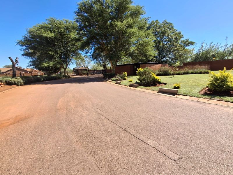 Lock up and go property in secure estate in Therespark - Photo 3