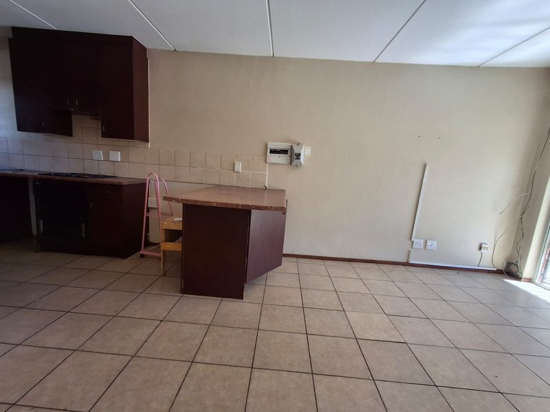 Lock up and go property in secure estate in Therespark - Photo 7