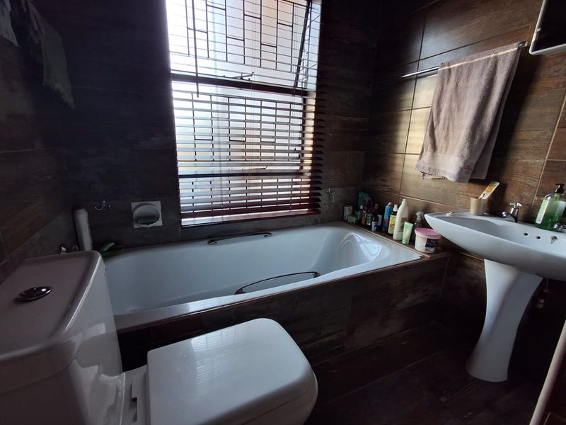 Contemporary Family Home in Theresapark - Photo 10