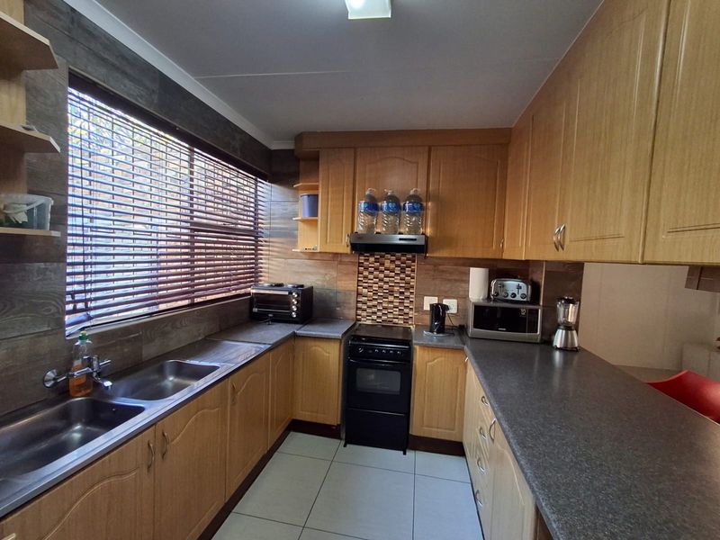 Contemporary Family Home in Theresapark - Photo 5
