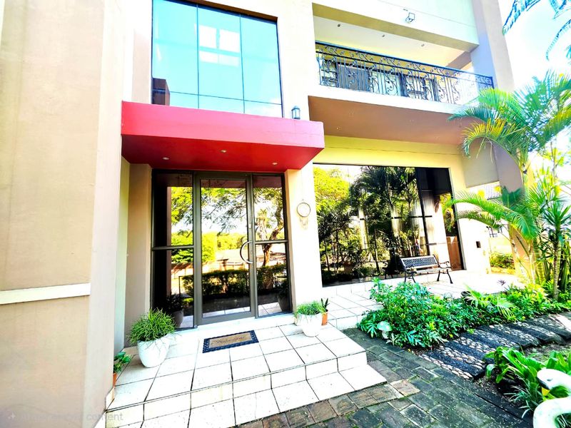 Luxury Family Home Offering Space, Comfort & Elegant Living - Photo 1