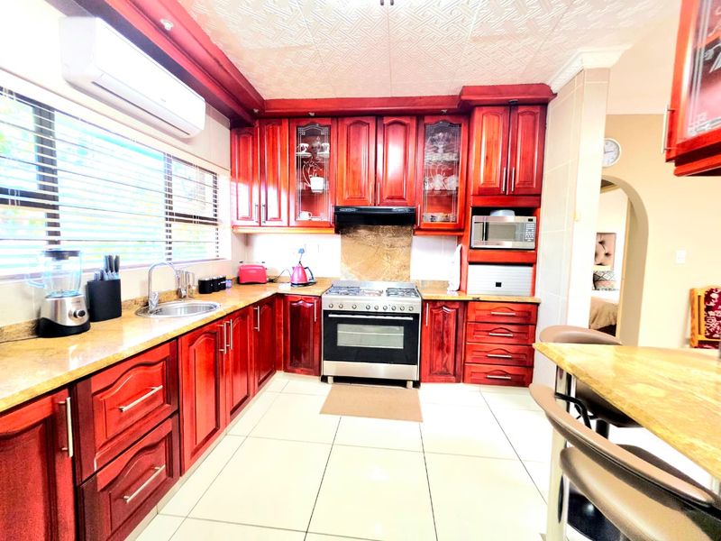 Luxury Family Home Offering Space, Comfort & Elegant Living - Photo 2