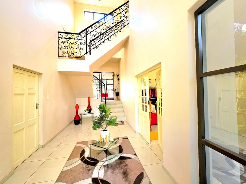 Luxury Family Home Offering Space, Comfort & Elegant Living - Photo 9