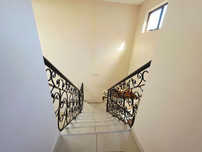 Luxury Family Home Offering Space, Comfort & Elegant Living - Photo 10