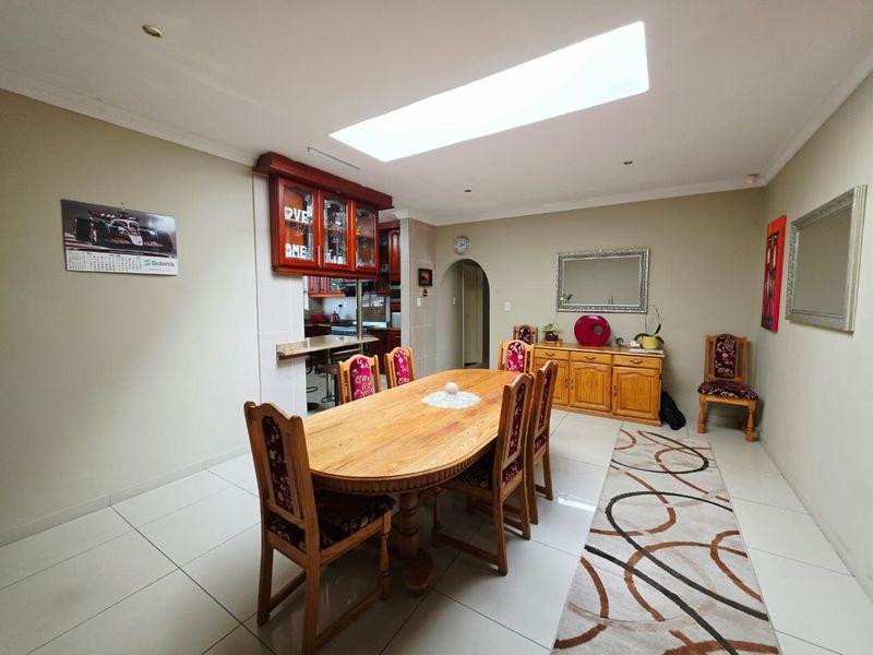 Luxury Family Home Offering Space, Comfort & Elegant Living - Photo 8