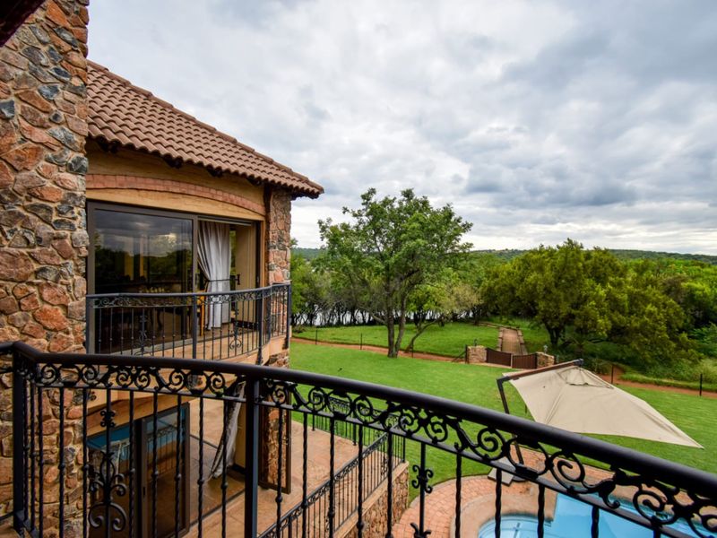 Unique Waterfront 5 Bedroomed Home in Sable Hills Waterfont Estate, Pretoia - Photo 1