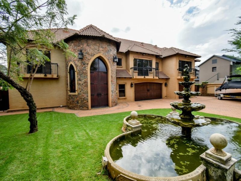 Unique Waterfront 5 Bedroomed Home in Sable Hills Waterfont Estate, Pretoia - Photo 2