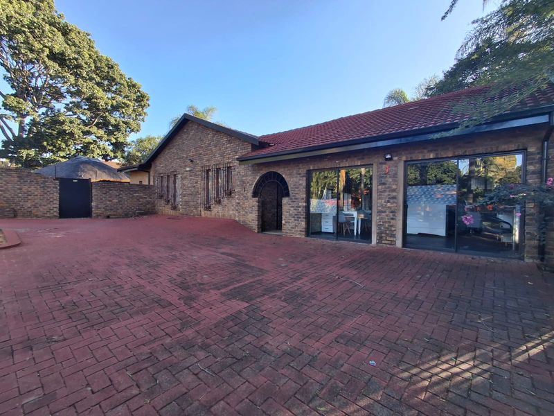Spacious Updated Family Home with Pool & Excellent Extra Potential - Photo 1