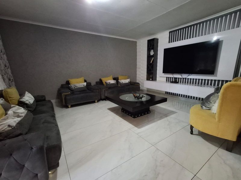 Spacious Updated Family Home with Pool & Excellent Extra Potential - Photo 3