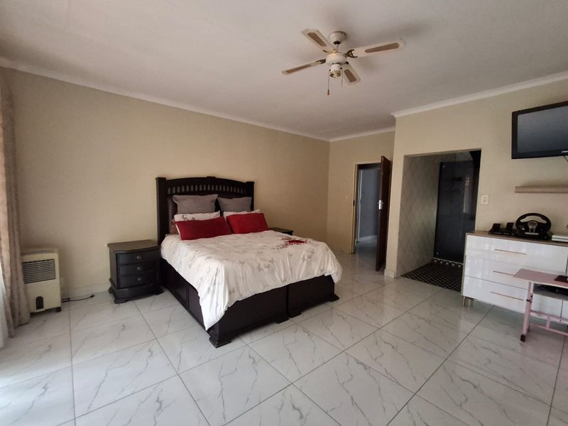 Spacious Updated Family Home with Pool & Excellent Extra Potential - Photo 10