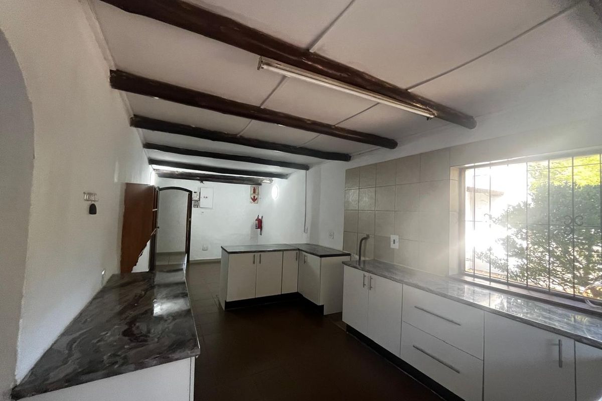 3 Bedroom 2 bathroom House in Morningside - Photo 5