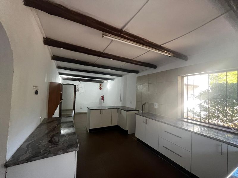 3 Bedroom 2 bathroom House in Morningside - Photo 5