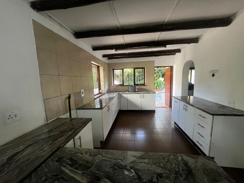 3 Bedroom 2 bathroom House in Morningside - Photo 8