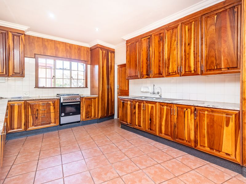 Stunning 4-Bedroom Freehold Home in the Heart of Monument, Krugersdorp - Photo 8