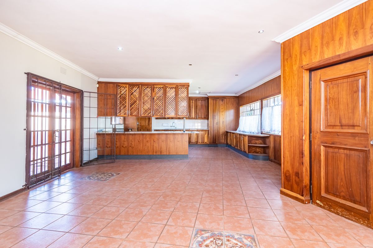 Stunning 4-Bedroom Freehold Home in the Heart of Monument, Krugersdorp - Photo 4