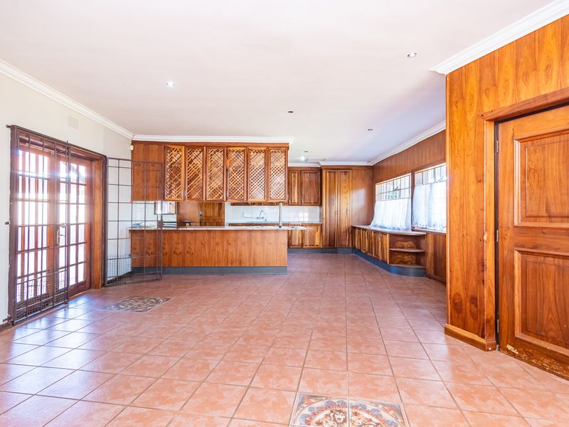 Stunning 4-Bedroom Freehold Home in the Heart of Monument, Krugersdorp - Photo 4