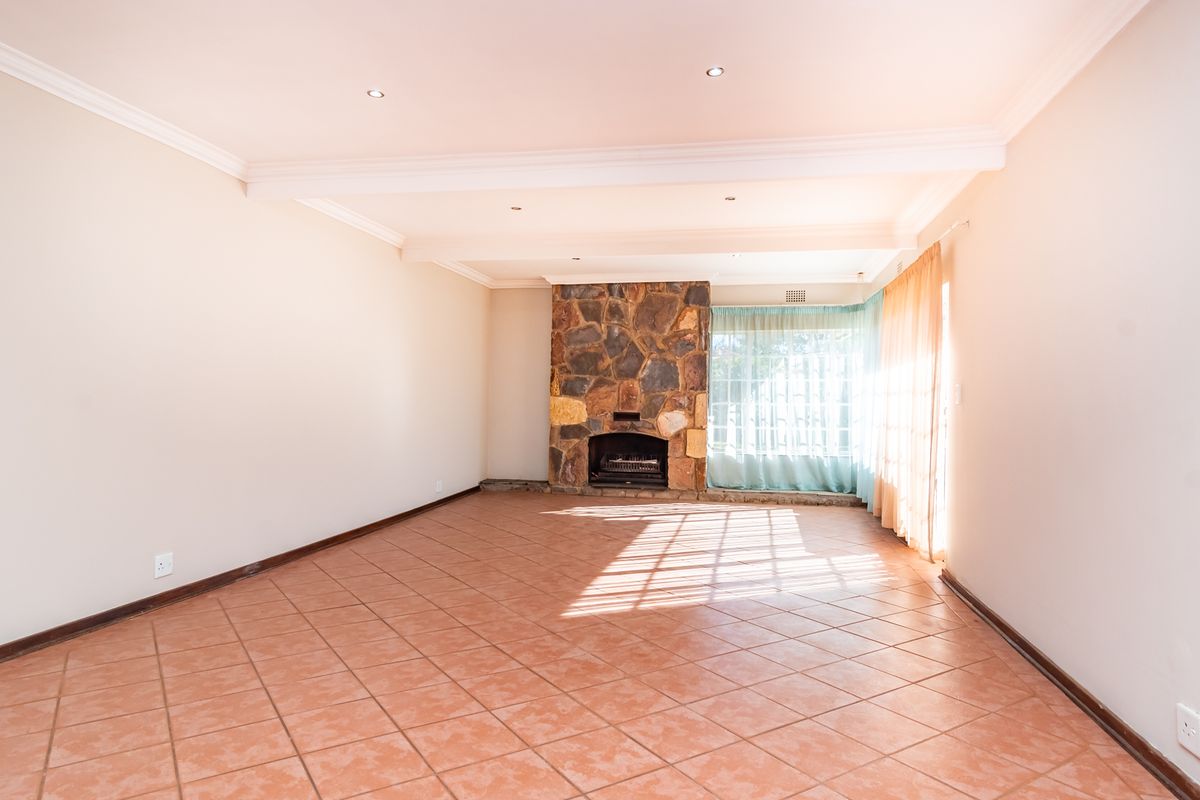 Stunning 4-Bedroom Freehold Home in the Heart of Monument, Krugersdorp - Photo 2