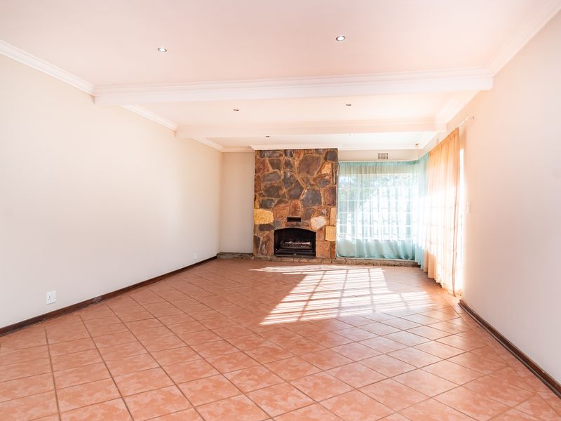 Stunning 4-Bedroom Freehold Home in the Heart of Monument, Krugersdorp - Photo 2