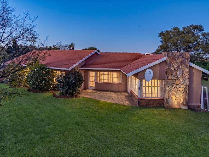 Stunning 4-Bedroom Freehold Home in the Heart of Monument, Krugersdorp - Photo 1
