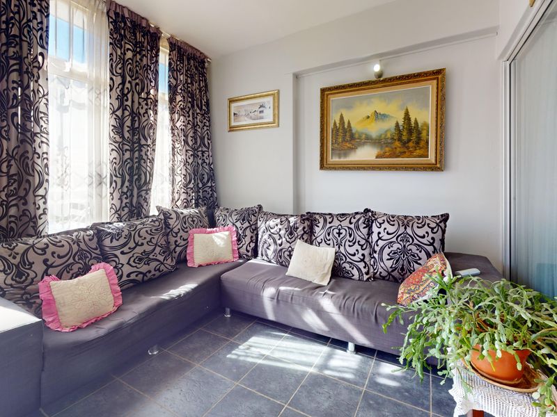 North Facing Gem with Private Garden – Perfect Starter or Investment - Photo 3