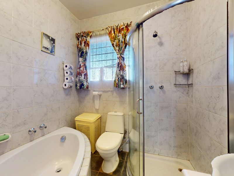 North Facing Gem with Private Garden – Perfect Starter or Investment - Photo 8