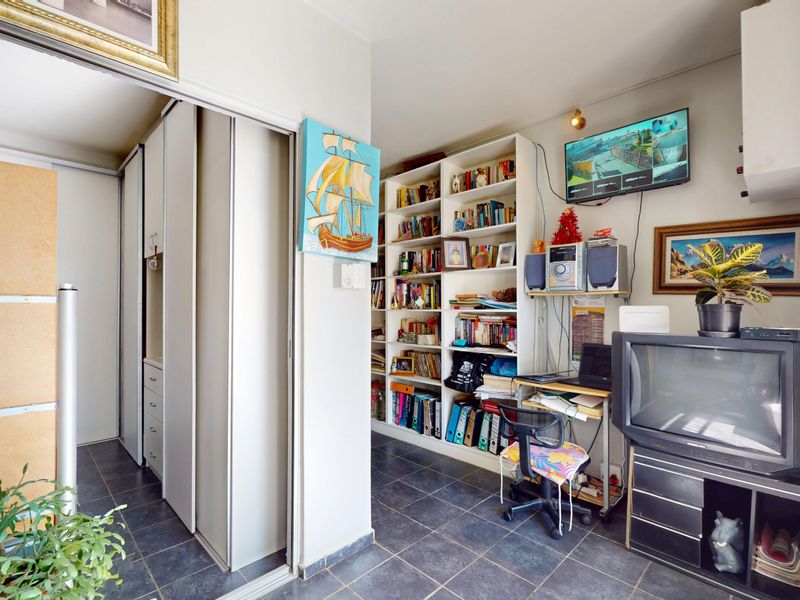 North Facing Gem with Private Garden – Perfect Starter or Investment - Photo 7