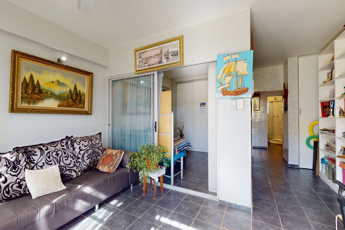 North Facing Gem with Private Garden – Perfect Starter or Investment - Photo 2