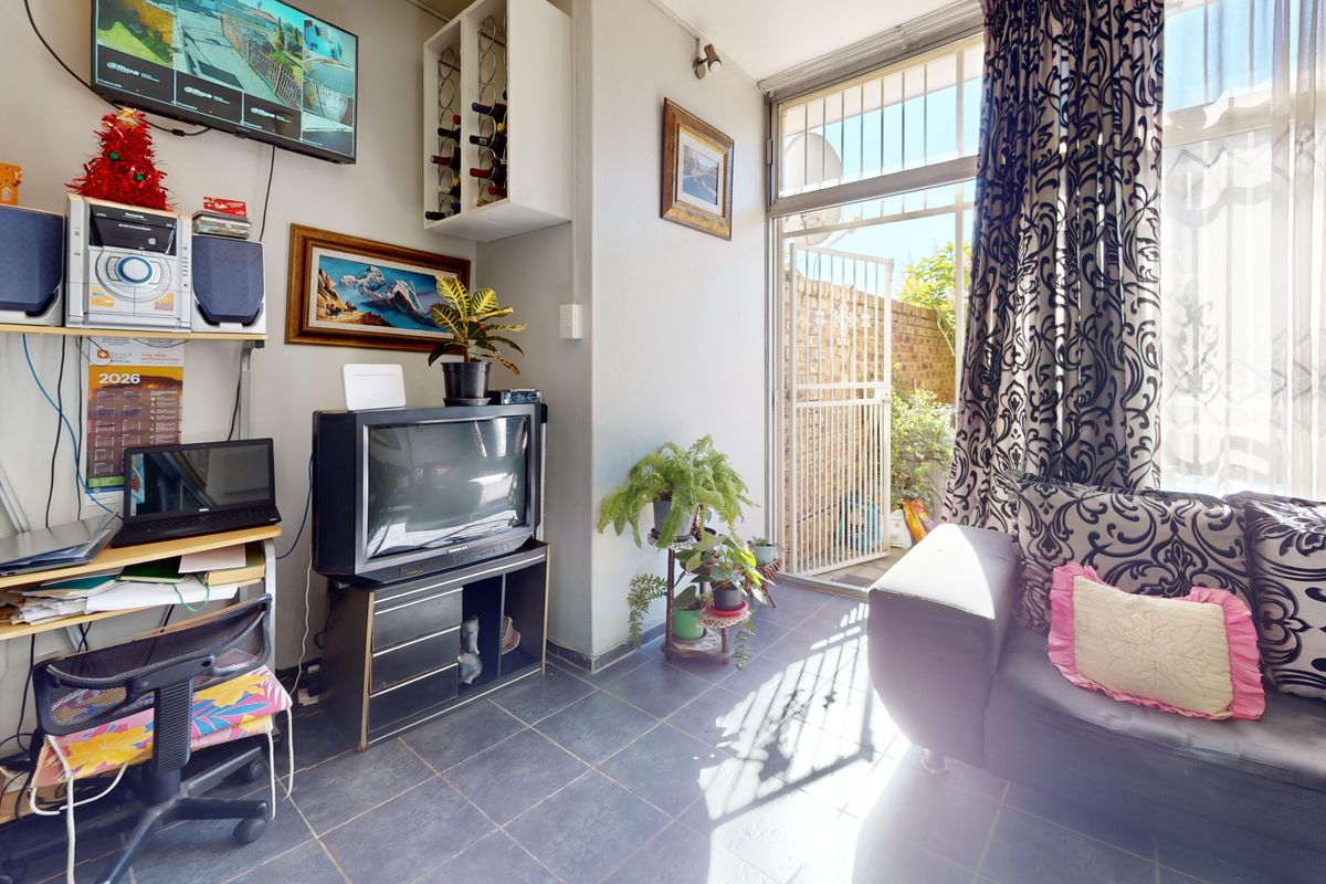 North Facing Gem with Private Garden – Perfect Starter or Investment - Photo 4