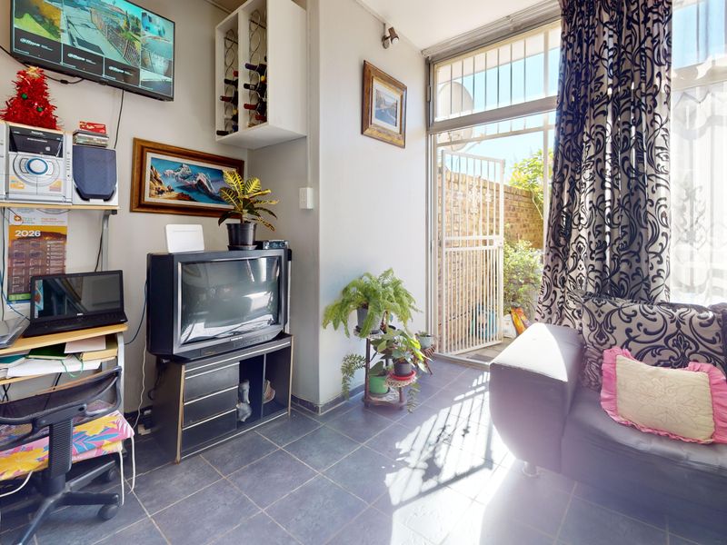North Facing Gem with Private Garden – Perfect Starter or Investment - Photo 4