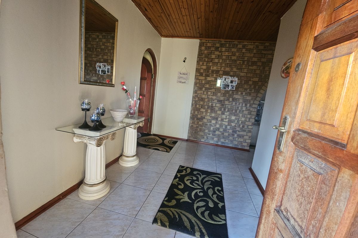 Beautifully Maintained Family Home Designed for Entertaining - Photo 3