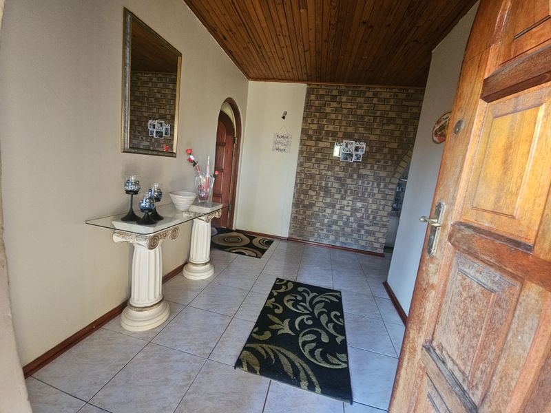 Beautifully Maintained Family Home Designed for Entertaining - Photo 3