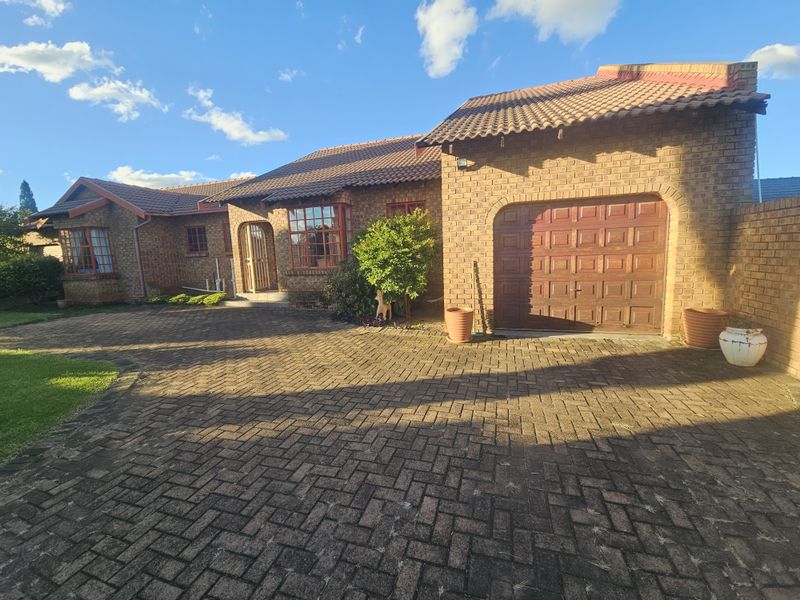 Beautifully Maintained Family Home Designed for Entertaining - Photo 1